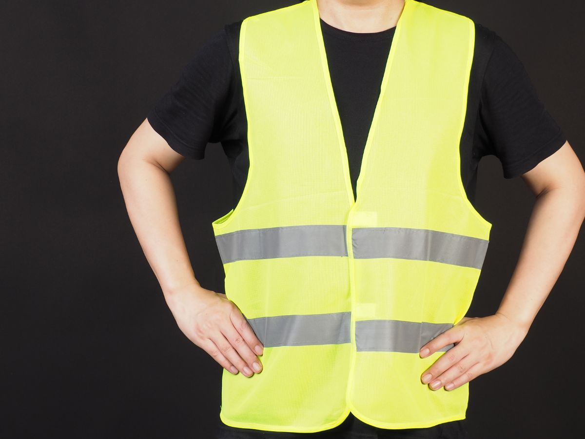 אפודים זוהרים – הבטיחות שמתחילה במה שרואים